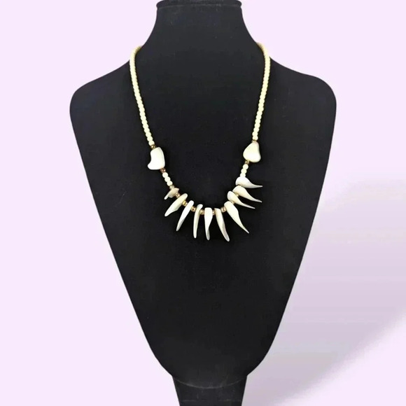 (2/$20) Vintage Beaded "Claw" Shell Necklace - Picture 2 of 6